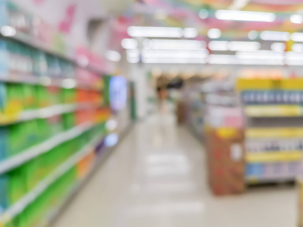 スーパーマーケットの棚の上の行の様々な消費者製品、コンセプトぼやけた背景. - 写真・画像