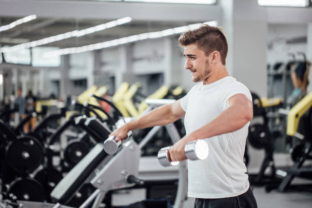 bodybuilder performing exercise with gym training mashine - Zdjęcie, obraz
