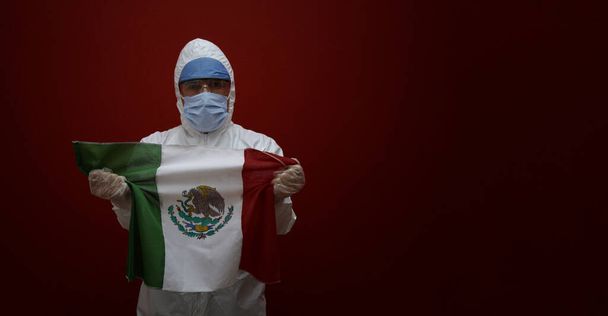 doctor vistiendo ropa protectora contra coronavirus, doctor con bandera mexicana - Foto, Imagen