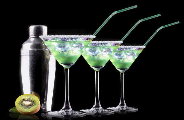 Cocktail-Smoothie mit Kiwi-Scheiben auf einem schwarzen - Foto, Bild
