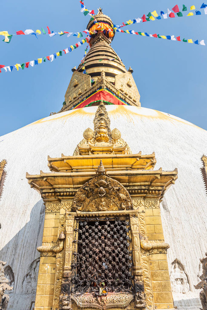 Tour du Stupa Boudhanath décorée de drapeaux à Katmandou, Népal. - Photo, image