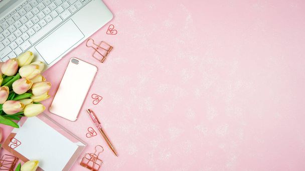 Feminine pink desktop workspace blog header overhead flat lay. - Valokuva, kuva