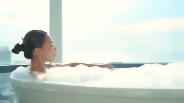 кадры красивой молодой азиатской женщины, принимающей ванну - Кадры, видео
