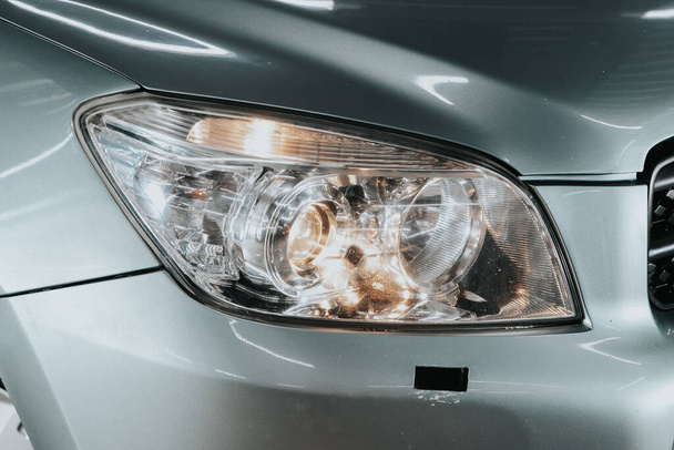 Novosibirsk, Rússia 12 de setembro de 2020: Toyota RAV-4, Detalhe luz de perto do carro novo. Detalhe exterior   - Foto, Imagem