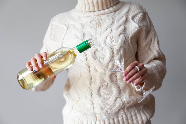 Las manos femeninas vierten vino blanco de la botella al vaso - Foto, Imagen