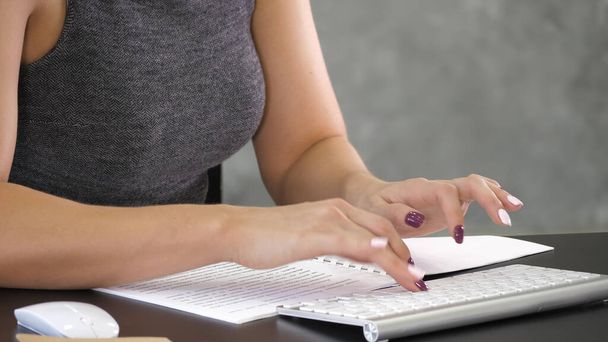 Female hands busy typing on a keyboard. - Foto, imagen