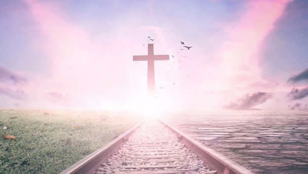 Religiöses Konzept: Silhouettenkreuz und Vögel im Sonnenaufgang - Foto, Bild