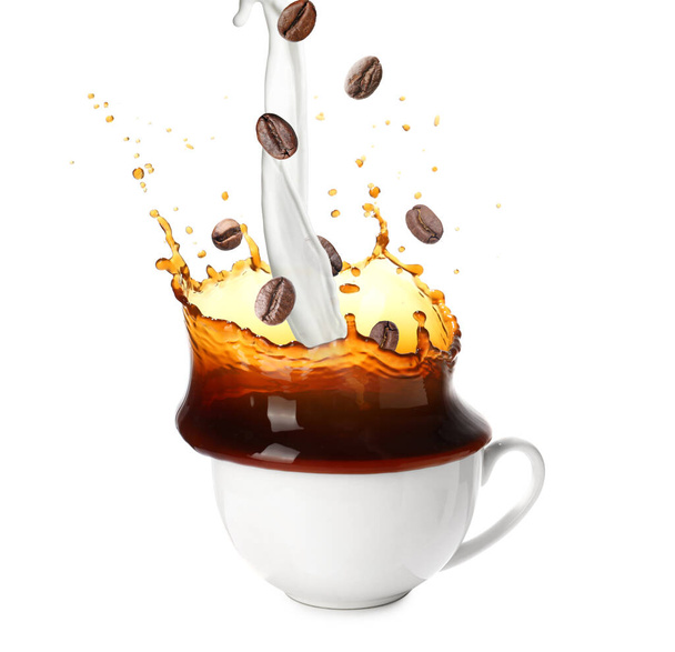 Наливание молока в чашку с горячим кофе на белом фоне - Фото, изображение