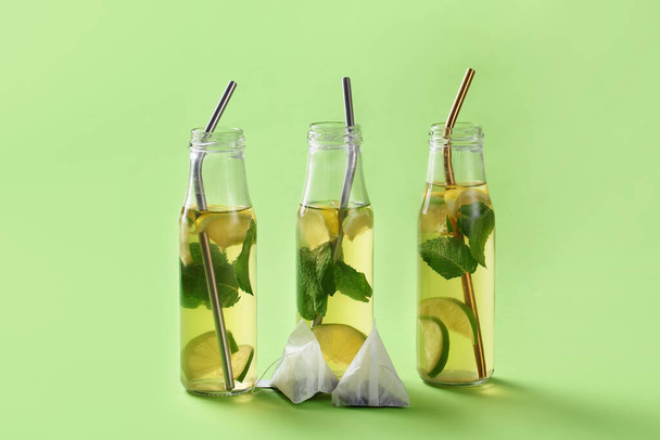 Bottiglie di tè freddo fresco su sfondo di colore - Foto, immagini