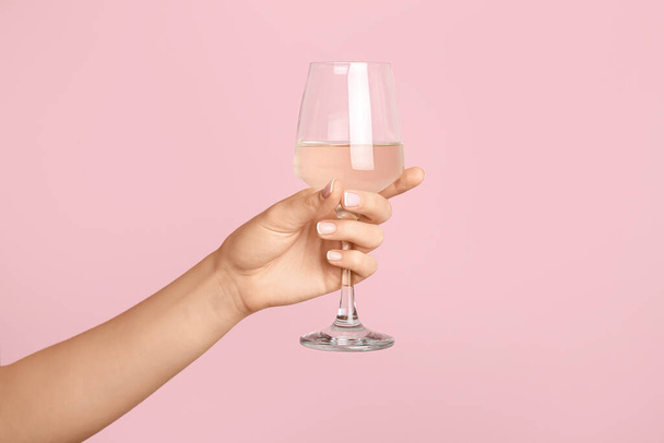 Hand with glass of wine on color background - Valokuva, kuva