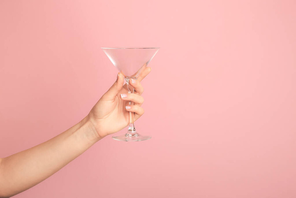 Hand with empty glass on color background - Foto, Imagem