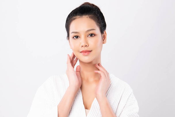 Прекрасна молода азіатка з чистою свіжою шкірою на білому тлі, догляд за обличчям, лікування обличчя, косметологія, краса і спа, азіатський жіночий портрет - Фото, зображення