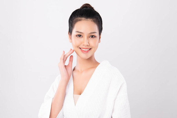 Kaunis nuori aasialainen nainen puhtaalla tuoreella iholla valkoisella taustalla, Kasvojen hoito, Kosmetologia, Kauneus ja kylpylä, Aasian naisten muotokuva - Valokuva, kuva