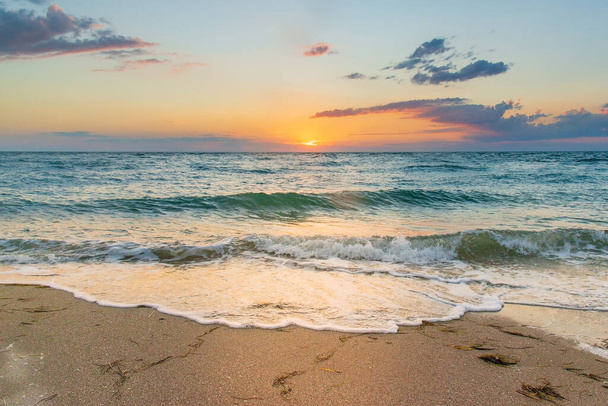 Ondas de espuma branca na areia ao pôr do sol no mar - Foto, Imagem