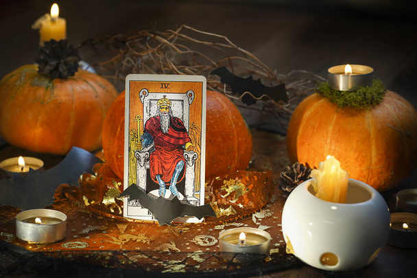 ritueel met tarotkaarten en kaarsen. Halloween concept, zwarte magie of waarzeggerij met occulte en esoterische symbolen. . Hoge kwaliteit foto - Foto, afbeelding