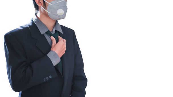 空気中に広がるかもしれないコロナウイルス(COVID-19)を保護するためにマスクを身に着けている若いビジネスマンとマスクはまた、毎年問題を引き起こしている小さなほこりやPM 2.5から保護します - 写真・画像