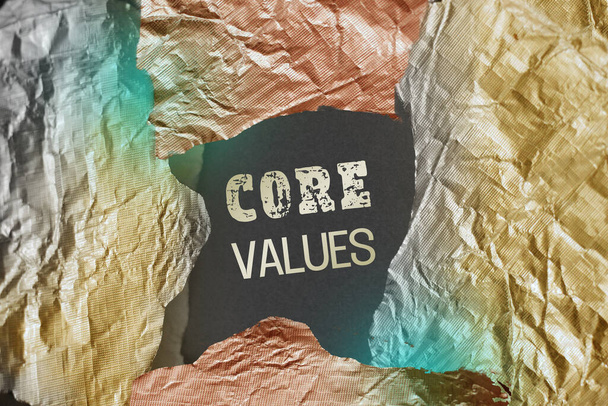 Yırtık folyo kağıdının arkasında yazan temel değerler. İş ahlakı kavramı. - Fotoğraf, Görsel