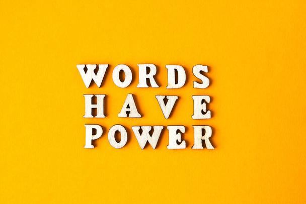 言葉を引用明るい黄色の背景に木製の文字から作られたパワーを持っています。動機語引用概念 - 写真・画像