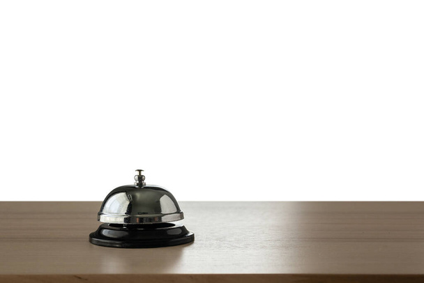 Hotel-Service-Glocke auf Holztheke isoliert auf weißem Hintergrund - Foto, Bild