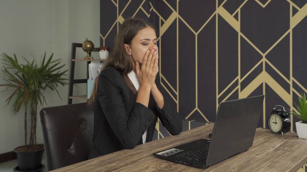 Üzleti fehér nő, kaukázusi személy késő estig dolgozik otthonról, gondjai vannak a számítógép notebook laptopjával és depresszióban szenved a karanténban. Negatív. - Fotó, kép