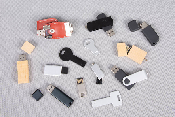 lot de plusieurs clés USB différentes pour le modèle et la maquette - Photo, image