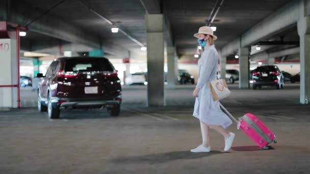 Movimento lento da mulher na moda em máscara colorida viajando durante COVID-19 - Filmagem, Vídeo