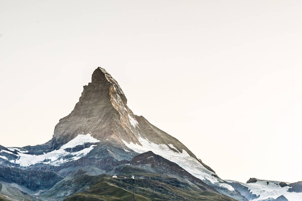 Zermatt, Svájc. Matterhorn hegy a Grindjisee-tó közelében, virágokkal az előtérben. Valais-i kanton. - Fotó, kép