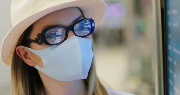 Primer plano de la mujer en la máscara facial COVID-19 en el aeropuerto vacío. Viajes seguros, 4K USA - Imágenes, Vídeo