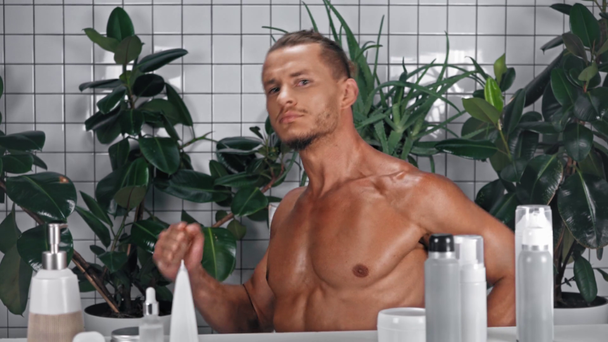 Mann tanzt und zeigt mit Finger im Badezimmer - Filmmaterial, Video