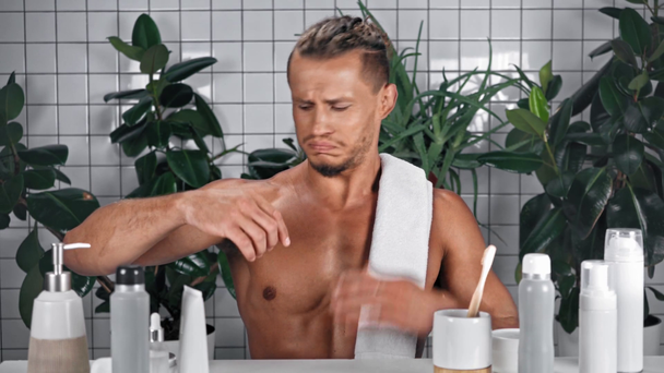 Hombre oliendo axila en el baño - Imágenes, Vídeo