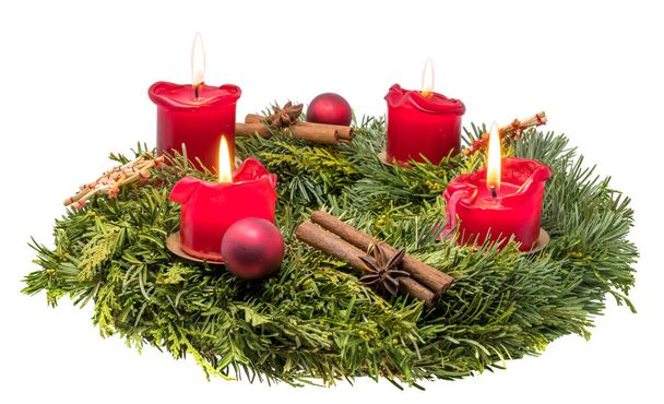 Couronne de l'Avent décorée faite de branches de sapin avec des bougies rouges brûlantes isolées sur blanc - Photo, image
