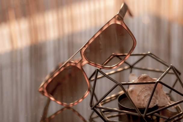 Классические солнцезащитные очки модели снимать в солнечный день крупным планом. Селективный фокус - Фото, изображение