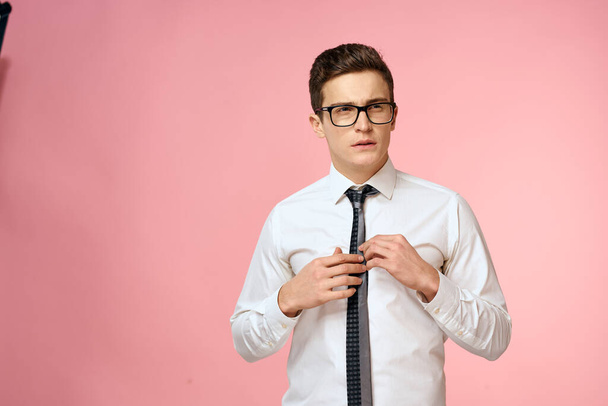 Geschäftsmann im weißen Hemd mit Krawatte trägt Brille Selbstbewusstsein offiziellen rosa Hintergrund - Foto, Bild