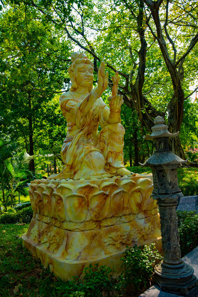 Een Guardian standbeeld bij Suoi Tien park in Ho Chi Minh Vietnam - Foto, afbeelding