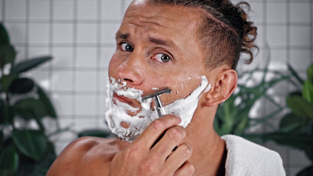 浴室の安全かみそりで剃る男の肖像画 - 映像、動画