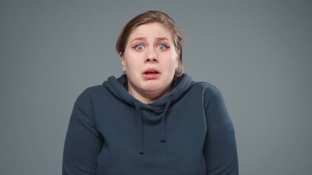 Видео испуганной толстой женщины, крупным планом - Кадры, видео