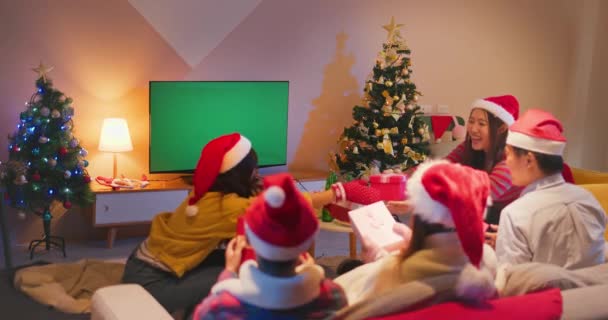 friends watch TV while Christmas - Filmagem, Vídeo