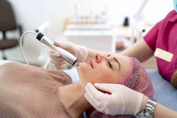Treatment at cosmetic beauty spa clinic. Hydra vacuum cleaner. Exfoliation, rejuvenation and hydratation. Cosmetology. - Φωτογραφία, εικόνα