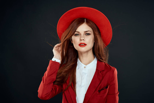 Hezká žena s červenými rty klobouk na hlavě bunda elegantní styl kouzlo tmavé izolované pozadí - Fotografie, Obrázek