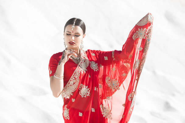 Красивая индийская женщина на нейтральном фоне. Леди в сари с мехенди шаблон - Фото, изображение