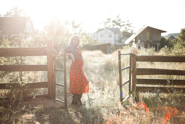 Vonzó fiatal terhes nő vidéki stílusban. Női szabadban nyáron - Fotó, kép