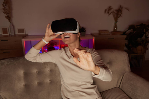 Vrouw met virtuele bril - Foto, afbeelding
