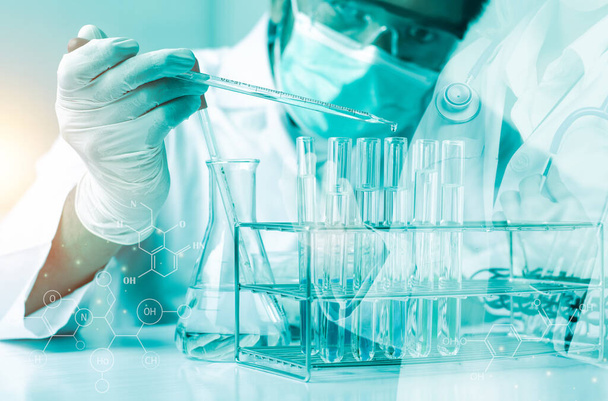 Naukowiec trzymający pipetę zrzucając próbkę do probówki i eksperymentów naukowych, Szkło laboratoryjne zawierające płyn chemiczny,  - Zdjęcie, obraz