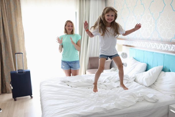 Menina alegre saltar alto na cama. - Foto, Imagem