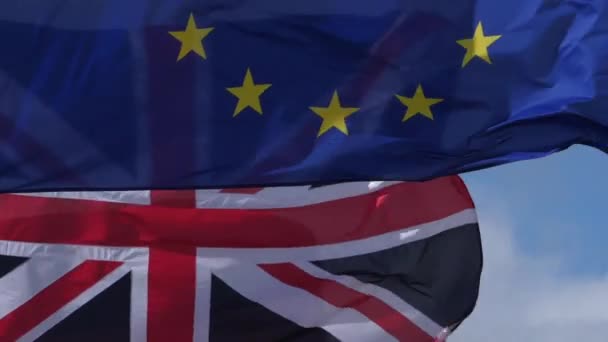 Az Egyesült Királyság nemzeti és európai zászlói lengenek a szélben. - Felvétel, videó