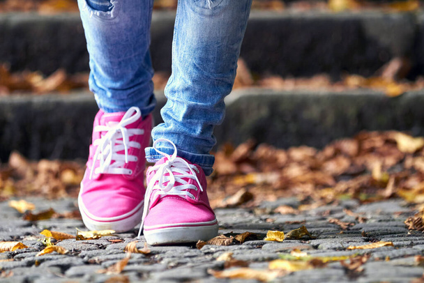 Nainen vaaleanpunainen / violetti kangas vintage kengät ja sininen farkut. - Valokuva, kuva