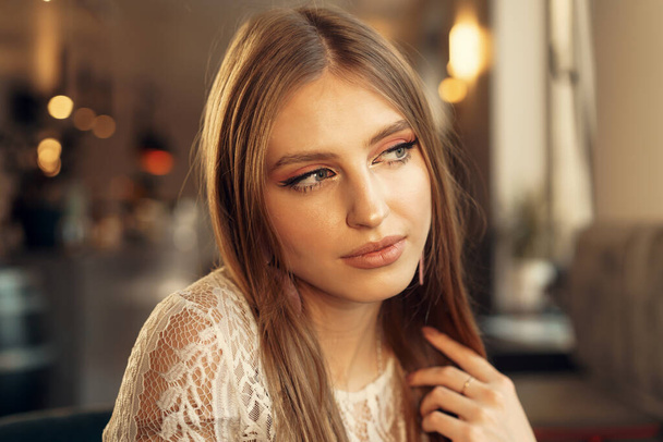 Beautiful female model portrait in a cafe - Fotografie, Obrázek