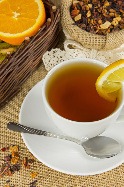 Гаряча чашка чаю, трав'яне листя і стиглі фрукти
 - Фото, зображення
