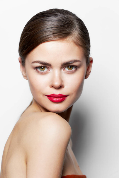 mujer labios rojos hombros desnudos mirada atractiva  - Foto, imagen
