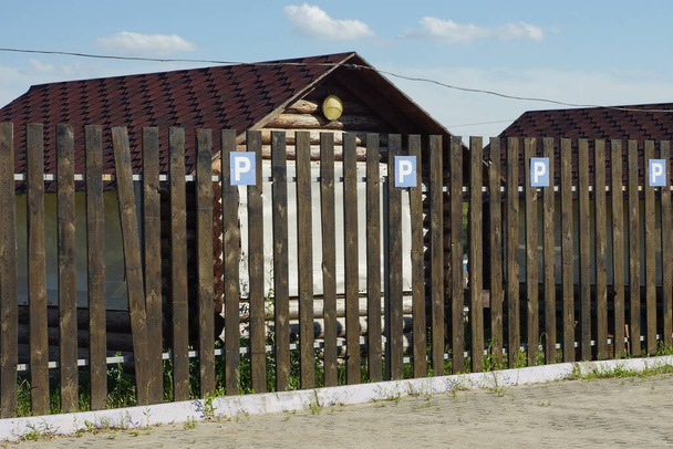 μακρύ καφέ τοίχο φράχτη από λεπτές ξύλινες σανίδες - Φωτογραφία, εικόνα